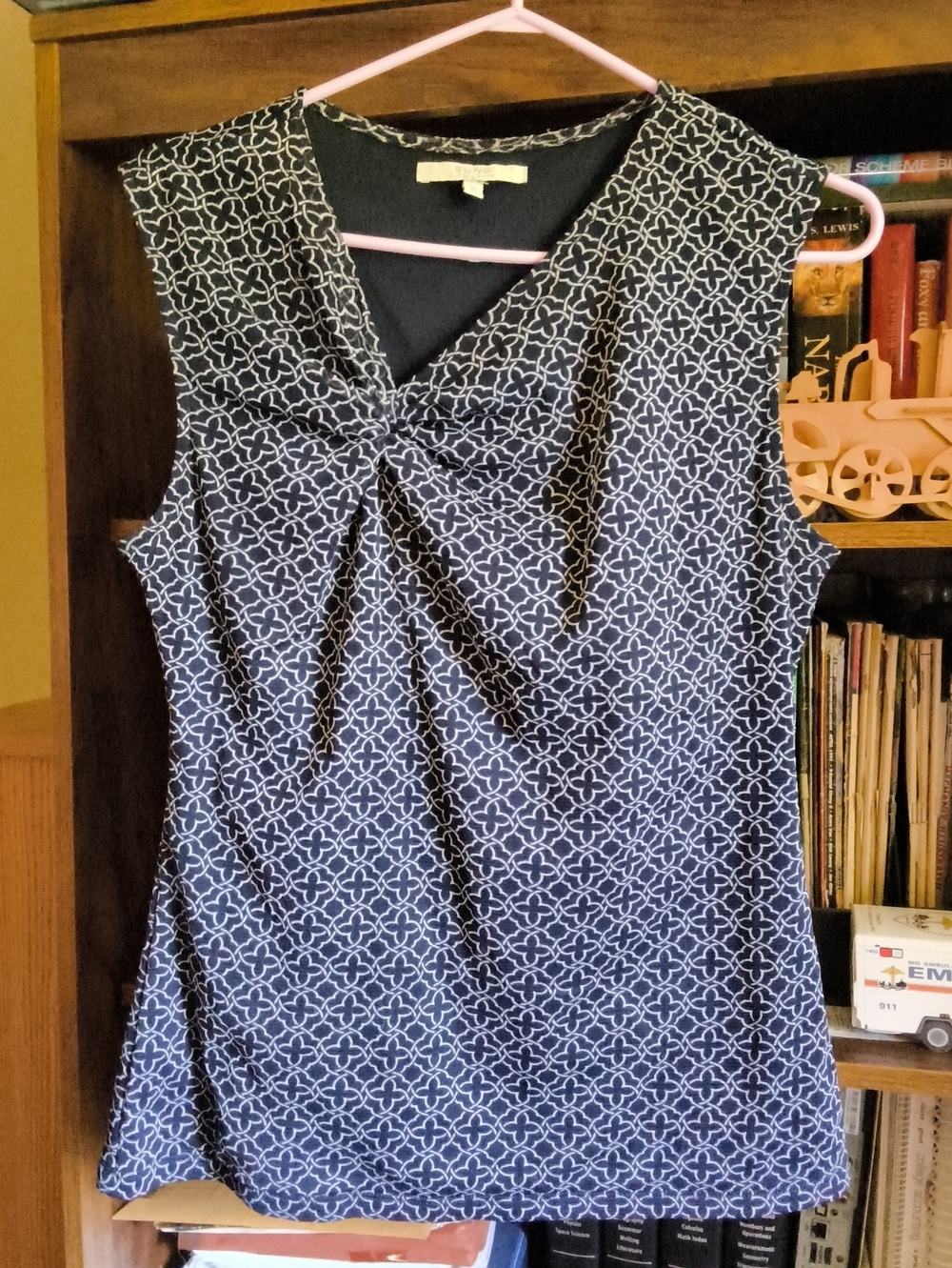 ALFRED SUNG Navy Blue and White Twist-Front Sleeveless Top